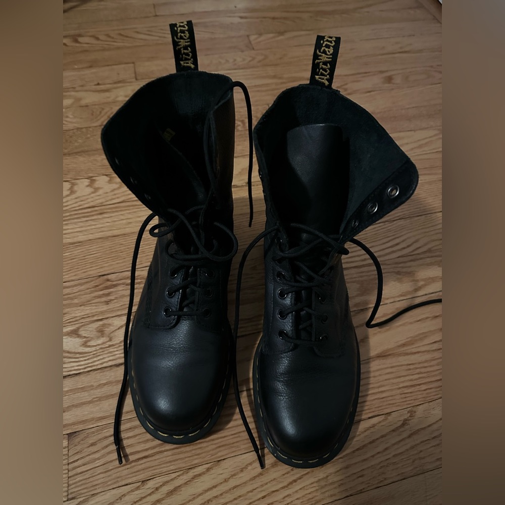 Dr Martens 1490 Black soft leather